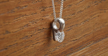 Diamond pendant with chain