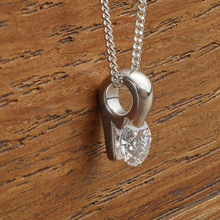 Diamond pendant with chain