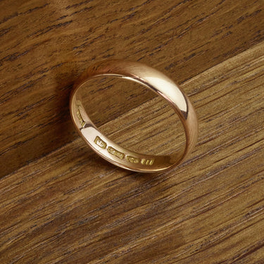 Vintage 1912 22ct Gold Wedding Ring – 4mm – Size P – Birmingham Hallmarked wood background