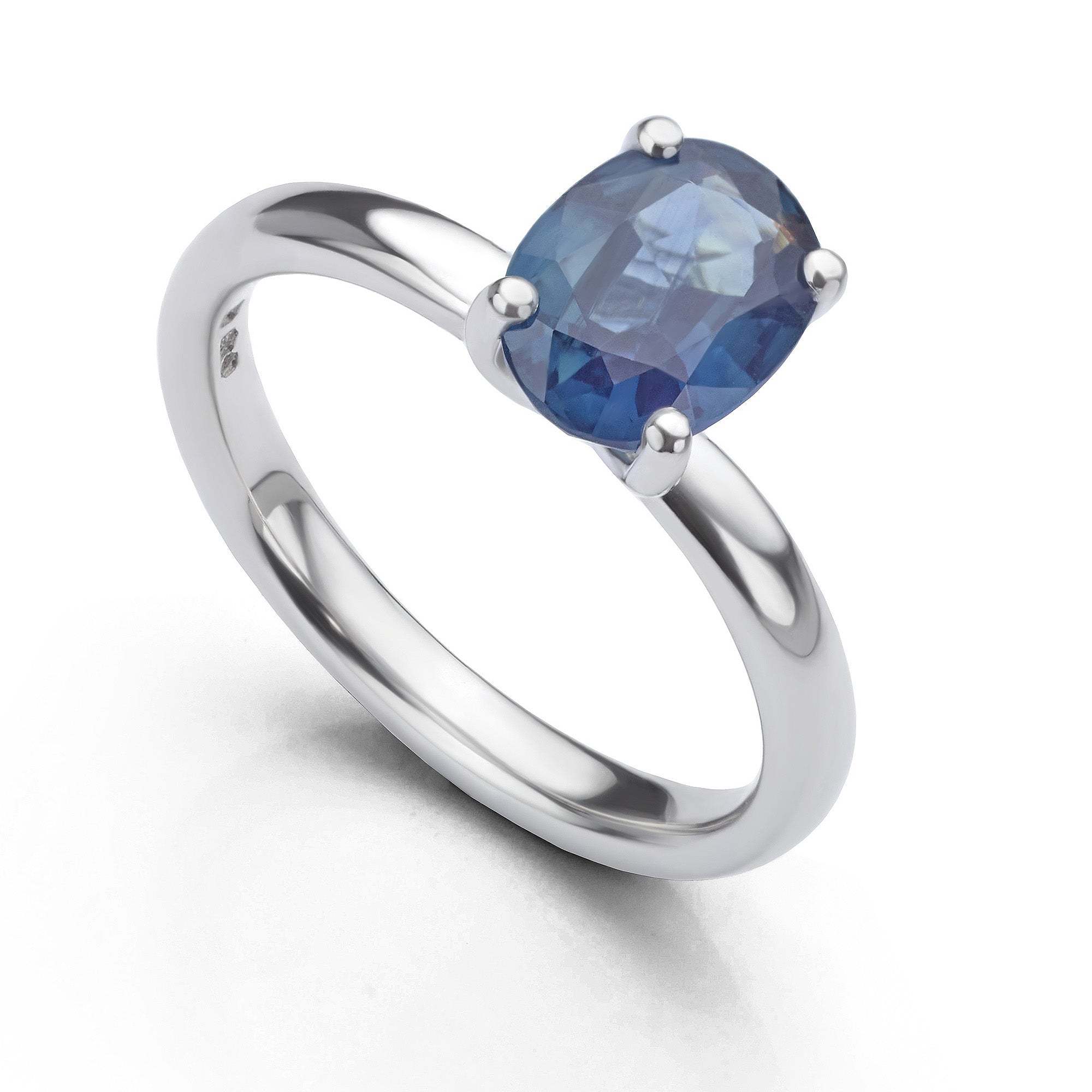 Bague solitaire en platine avec saphir bleu ovale