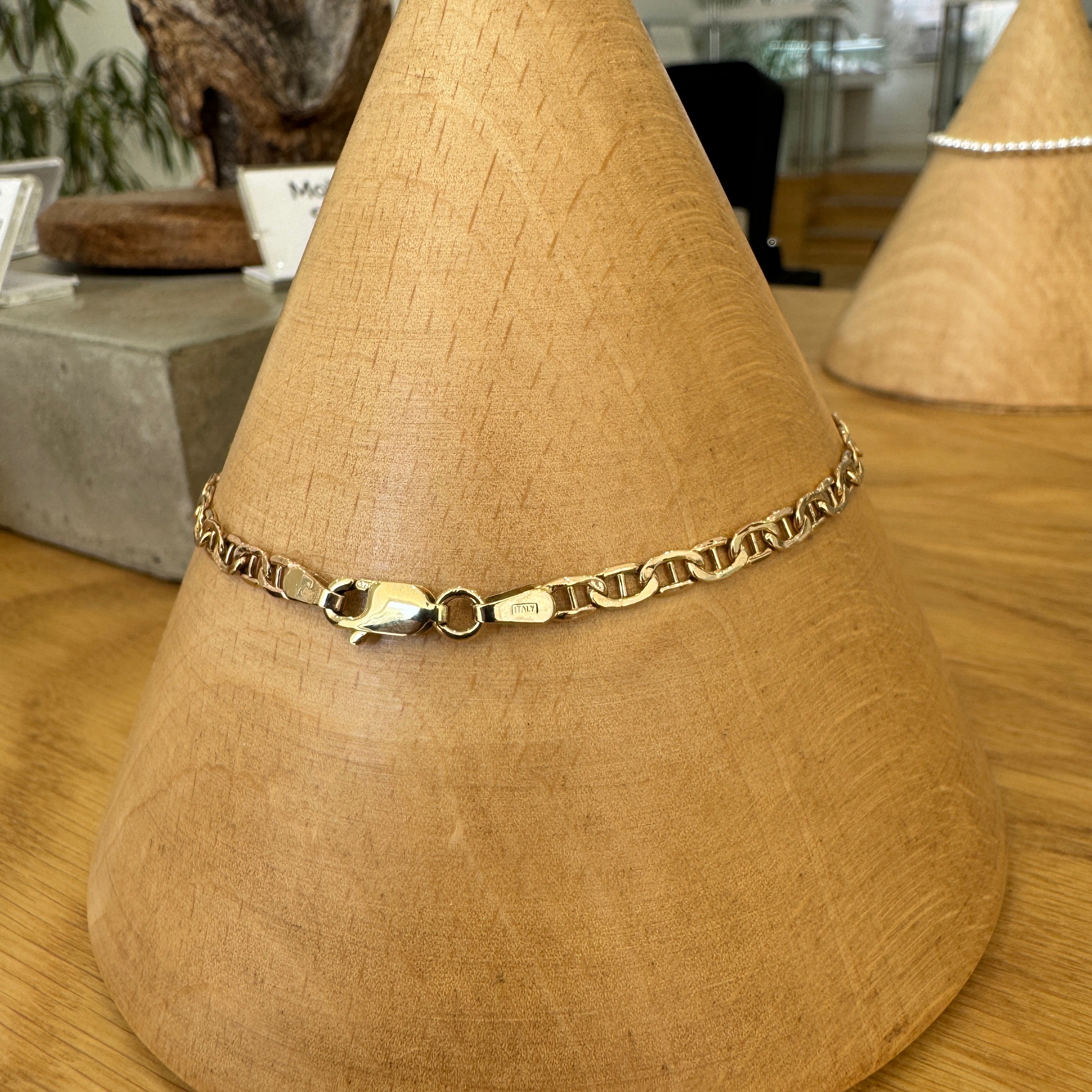 Anchor link bracelet on cone
