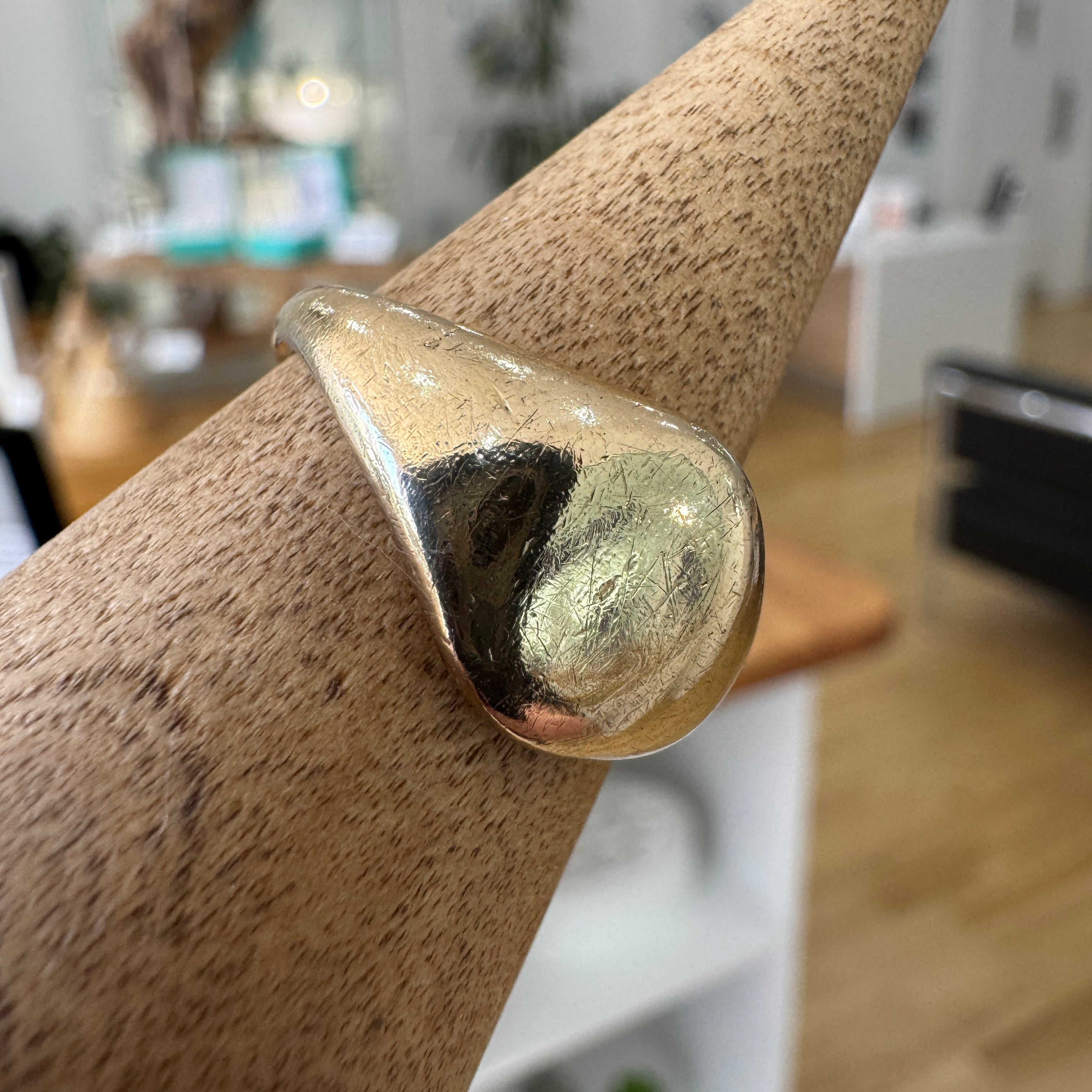 Pre-loved 9ct yellow gold signet ring main view