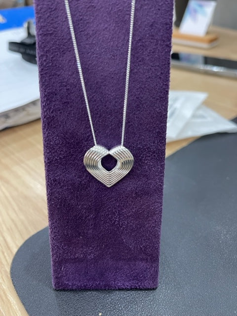 silver ridged open heart pendant with 41+5cm extender curb chain