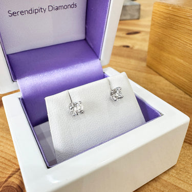 Paris 0.62cts stud earrings in white gold boxed