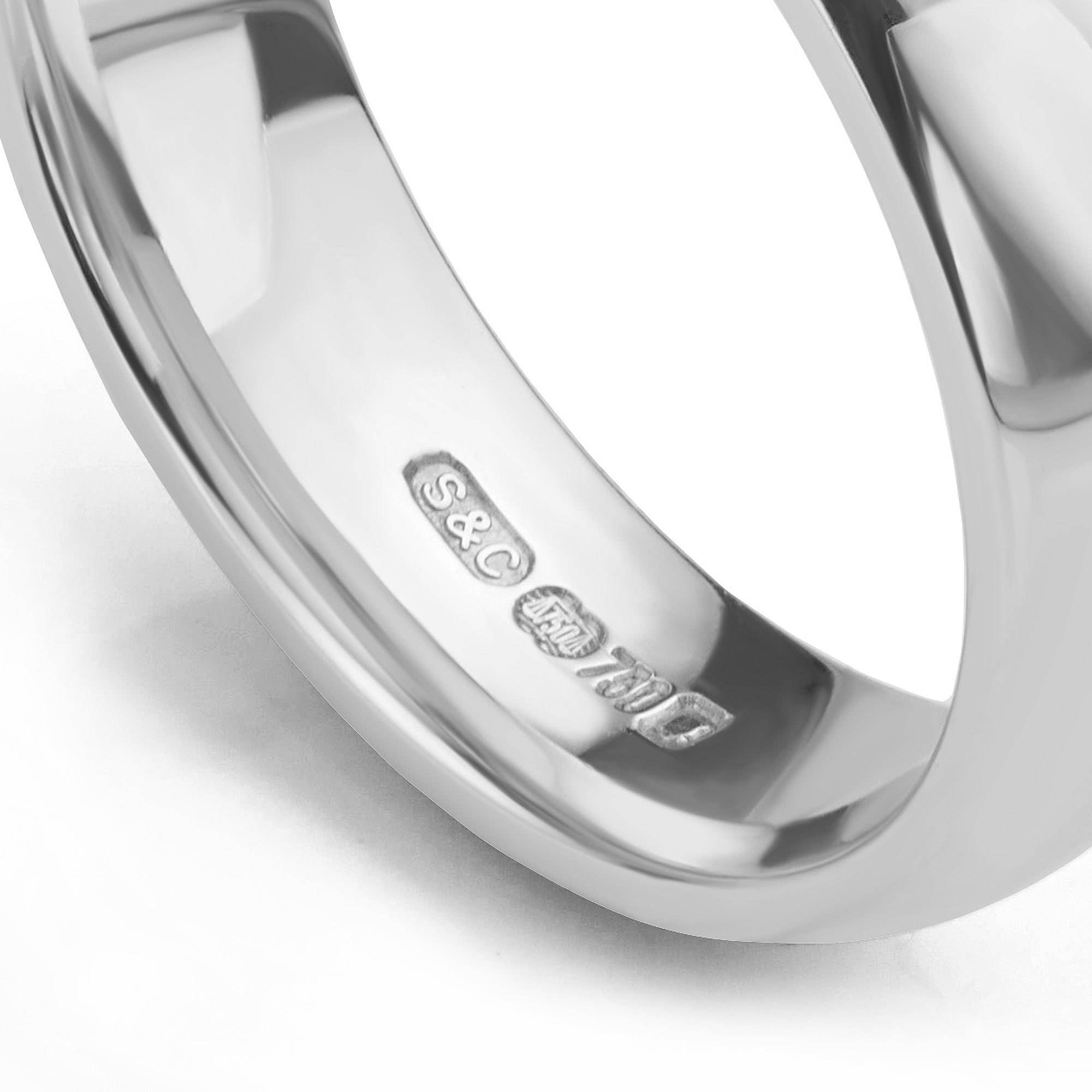 Hallmark and close up image of the pre-owned 18ct white gold wedding ring