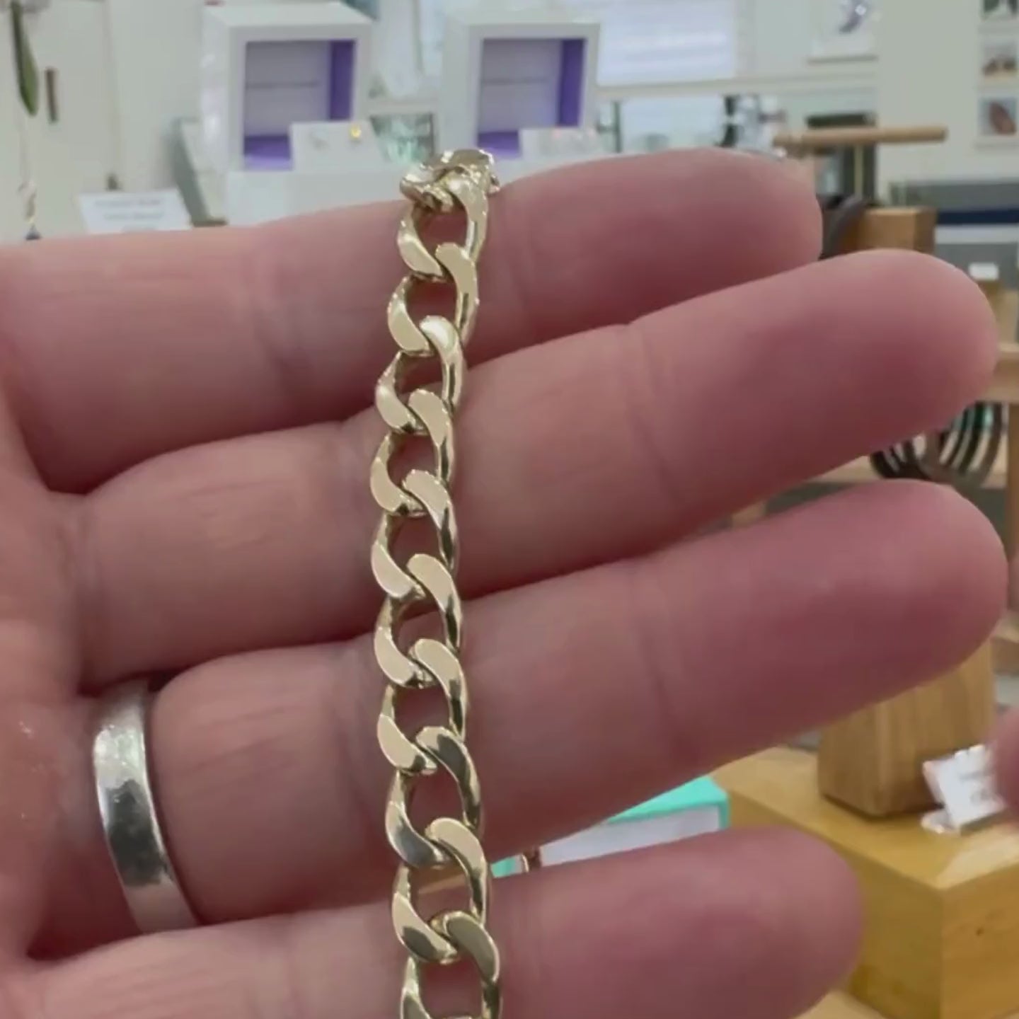 Video of the pre-owned men's yellow gold curb bracelet