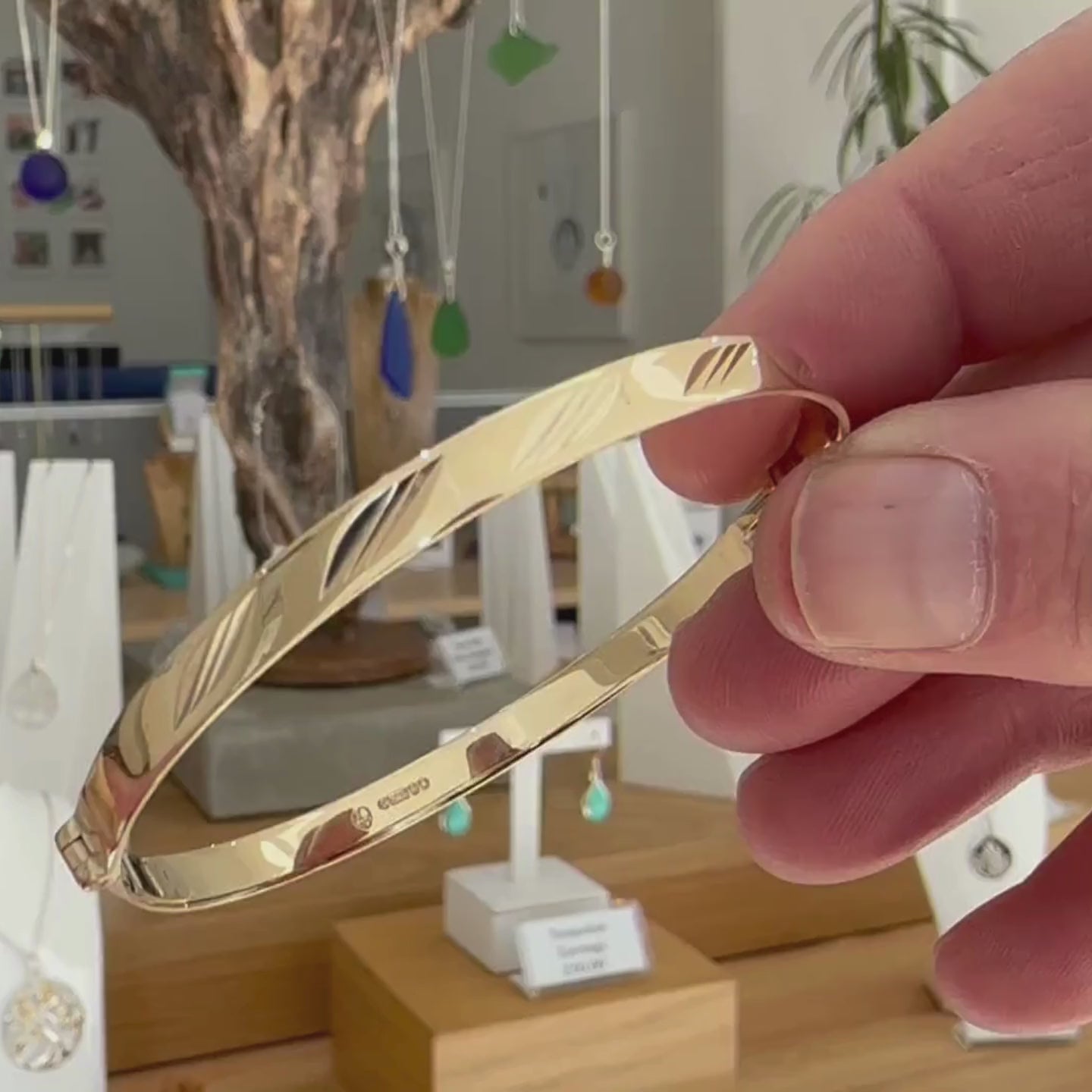 Video showing pre-owned ladies hinged yellow gold bangle