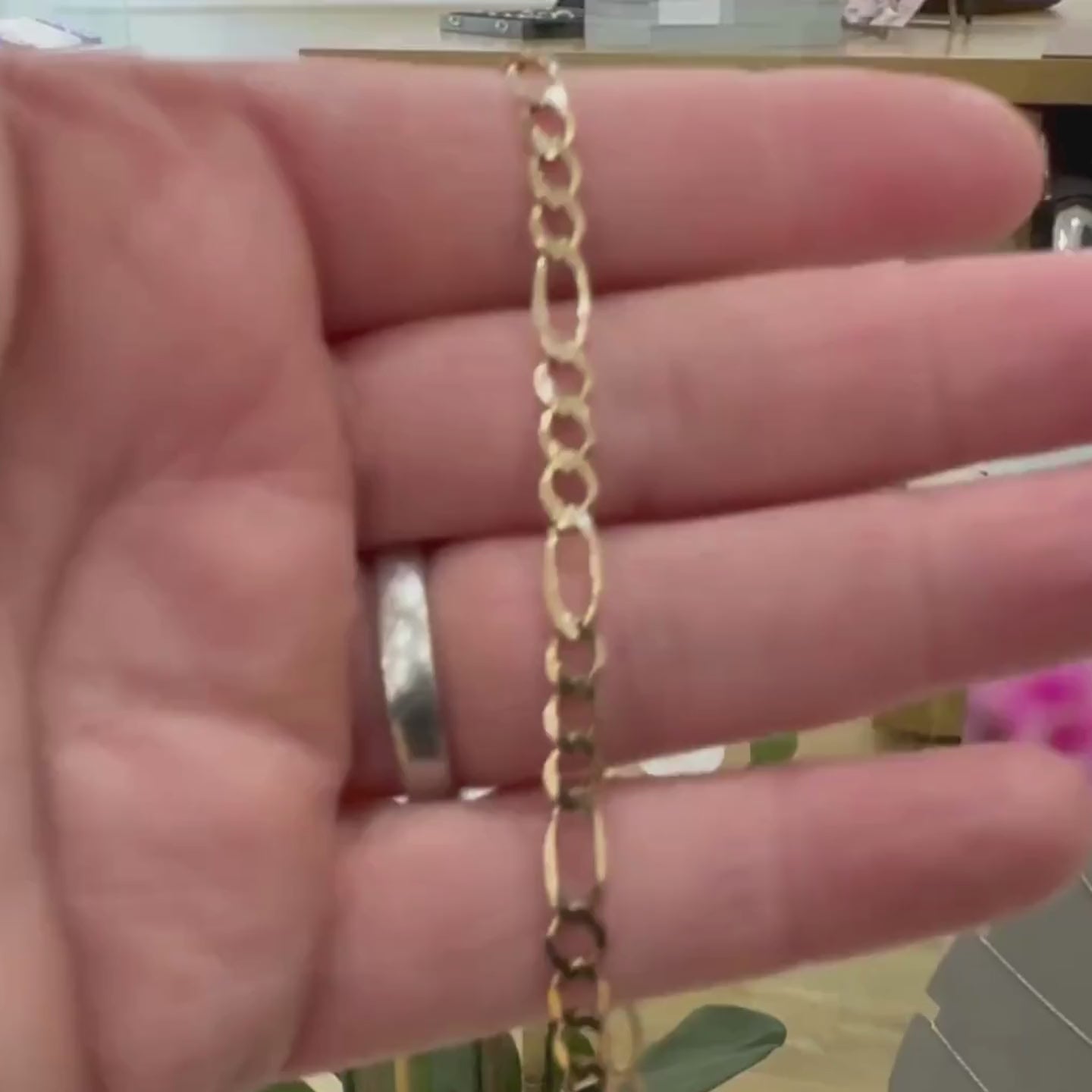 Video of the 20 inch gold Figaro chain