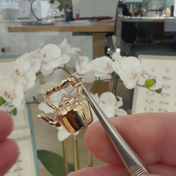 A delightful vintage 9ct yellow gold kettle charm, beautifully modelled in miniature and dating to 1975. 