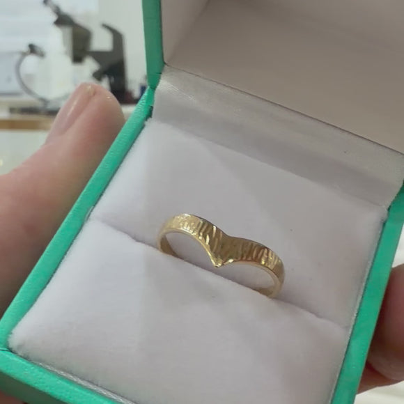Pre-loved 9ct yellow gold wishbone textured wedding ring